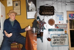 Compartiendo la mesa de su cocina con amigos y la compañía de Evita. Y un testimonio de su buen humor en la pared de la piecita donde se guardan "las herramientas". (Fotos: Ricardo Acebal)