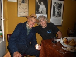 Con Carlos Fernández, el panadero de Burzaco ("Centro de Culturas Nativas La Panadería"), acompañados por Evita y el General. (Foto: Ricardo Acebal).