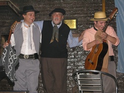 Los payadores José Luis Ibargüengoitía (Mar del Plata) y David Tokar (San Vicente) celebrando vaya a saber qué rima dedicada a ellos por Crubellier.