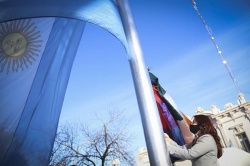 Mariel Fernández, intendenta morenense, elevando al vuelo tan entrañables símbolos como son la originaria Wiphala y la Bandera Argentina. Astillas del mismo palo...