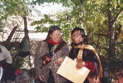 Wenceslao Villanueva y una hermana delegada de aborígenes norteamericanos durante un encuentro en Malleo, Provincia de Neuquén el 27-3-05.