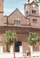 Julián en el portal de la Tupasy-Roga (Casa de la Madre de Dios) 