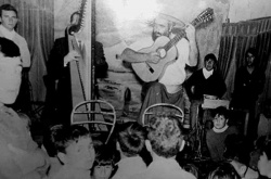 Cafrune cantando en la Capilla Sagrada Familia en Villa Lynch- Patagones al otro dia de su arribo en el a?o 69. Tapado por el arpa, su ejecutante An?bal Sampayo. (Foto del archivo de Miguel Albrecht)