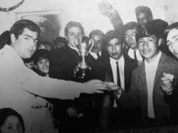 Sacerdote Juan Bertolone entregando un trofeo en un campeonato de f?tbol barrial. (Foto del archivo de Miguel Albrecht)