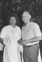 Ramona con el maestro Edgar Romero Maciel el 13-12-86, antes de interpretar la "Misa Correntina" en Santa Lucía, Corrientes. (Foto: Ricardo Acebal)