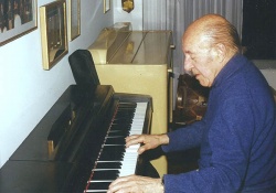 El pianista que inclin? hacia nuestro folklore a Hilda Herrera, Troesma Adolfo ?balos, en su domicilio de Mar del Plata (Foto: Ricardo Acebal)