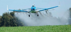 Una avioneta fumigó sobre una escuela rural en Exaltación de la Cruz. "Tanto estudiantes como docentes desarrollaron síntomas relacionados con los agrotóxicos después que el avión fumigara sobre la escuela"