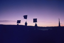 Momentos previos a la aparición del Sol. Inti Raymi, mes de junio, en Tiahuanaco (Bolivia)