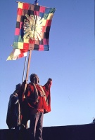 Los primeros rayos del Tata Inti iluminan a algunos de los centenares de celebrantes de junio en Tiahuanaco (Bolivia)