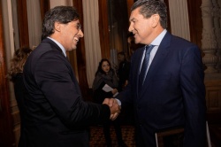 El ex ministro Germ?n Garavano (gesti?n Macri) saluda al contador Ricart en el Senado de la Naci?n. (Foto publicada por "La Naci?n")