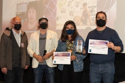 Los jurados Ricardo Acebal y Edgardo Cabeza (micrófono en mano) entregan el Primer Premio y la Mención Especial a los representantes de las películas "El silencio de la guerra Damasco" y "Ausencias"