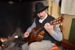 "El hombre de a caballo también es casi siempre hombre de guitarra, algún tranco de milonga o fraseo de estilo tanteará en el indócil madero de la guitarra, mas siempre esas manos rudas, quemadas del tirón y el lazo, del hacha o el alambre, se recuperan en la caricia de la guitarra. El gaucho se inclina con unción sobre su guitarra; la abraza, no la cuelga; sus piernas de jinete la sostienen contra el pecho y así la pulsa, la tañe y la rasguea. El regazo primero de nuestra guitarra ha sido de chiripá, poncho y pañuelo" (AH: pags. 21 y 22. Foto: Claudia Goy).