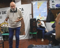 "La mejor manera de llegar a la cabeza es empezar por el corazón" decía nuestro General San Martín. Cadelli habla al corazón de quienes escuchan porque no traicionó nunca la lucha de sus compañeros como sí lo han hecho otros muchos "dirigentes políticos y sindicales".(Foto: Ricardo Acebal)