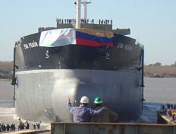 Botadura en Río Santiago del petrolero "Eva Perón" construido para PEDEVESA (Petroleos de Venezuela). El "Eva Perón" se convirtió en el buque de doble casco más grande construido en Argentina en los últimos 30 años. Será destinado al transporte de derivados de petróleo, con capacidad de hasta 47.000 TPB (toneladas de porte bruto).