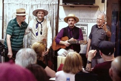 Aldo Crubelier, Emanuel Gabotto, David Tokar y José Curbelo: Noche payadora en San Telmo (Ciudad de Buenos Aires), barrio natal de Gabino Ezeiza.