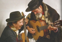 Dos expresiones de la polifacética personalidad de Pablo Solo Diaz (payador, artista plástico, docente, actor y titiritero): Dibujando en su estudio de Las Flores (Provincia de Buenos Aires) e improvisando con el payador patagónico Saúl Huenchul.