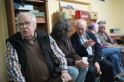 Conversaciones posteriores a las presentaciones de los autores. En primer plano a la izquierda el Tata Cedrón. Y otro de los charladores: Miguel Praino, que integra como intérprete de viola el Cuarteto Cedrón del Tata desde 1964.