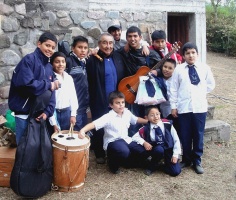 En 2012, detr?s del escenario del anfiteatro "Ni?a Yolanda" (Lozano, Jujuy) con chicos participantes del "Infantil" de ese a?o.