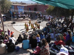 Una jornada a pleno sol y cielo profundamente azul. En el escenario los m?sicos, en el centro los bailarines y el p?blico cubriendo las gradas de la Casa del Tantanakuy. Esta casa, otro logro de Jaime Torres, fue inaugurada (con varias salas todav?a en construcci?n) el 16 de octubre de 1998. 