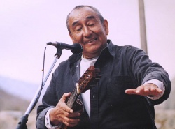 Jaime Torres en Iruya, Provincia de Salta (Tantanakuy infantil de 2001) recordando cuando su estatura llegaba hasta donde indica su mano izquierda. "Entonces tom? un charango y ah? empez? mi Historia".