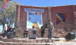 Abriendo la tarde el locutor Julio Cerrizuela, acompa?ado en el escenario por los tilcare?os Hermanos Quiquiza.