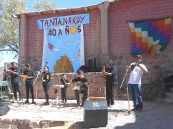 El "Ensamble musical" apoyado en charango por Juan Cruz Torres 