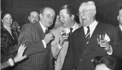 Juan D`Arienzo, Aníbal Troilo y José Razzano, participando de una celebración en Radio El Mundo (Buenos Aires) 