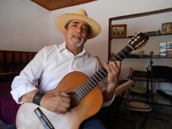 El excepcional compositor, ejecutante de guitarra y canto