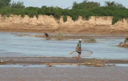 Nuestros paisanos pescando. Existieron denuncias de contaminación de sus aguas por "accidente minero" en sus nacientes de Bolivia.