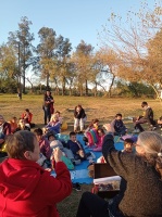 Contando en el campo pegado a los consultorios del Hospital de Melchor Romero