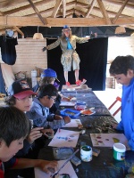 Taller de Sellos, pintura y retrato de payaso, a cargo de Julieta Ferrero y Pablo Sonzini. Sonzini controla a sus alumnos "desde las alturas de su cargo".