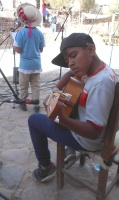 La salteñita bagualera y zambera Juanita Liquin, con el acompañamiento en guitarra de su hermano Yatel.