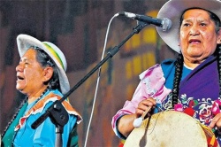 Legendarias hermanas Cari. A la izquierda Ernestina (no se encontraba en Humahuaca el 5 de octubre por razones particulares) y a la derecha Candelaria, que dejó esta dimensión de la Vida el 23 de abril de 2023.