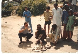 ... y yo intentando "encantar" a una cobra Agra (India), marzo de 1981