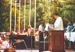 En el escenario del Festival de Cosquín 1986 (domingo de cierre al mediodía) junto a Ariel Ramírez y demás participantes de la interpretación de Misa Criolla (Foto: Ricardo Acebal)