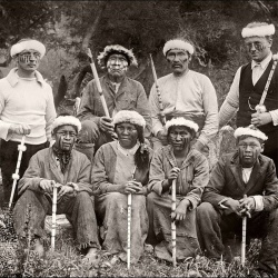 Martín Gusinde arriba a la izquierda y Wilhelm Koppers arriba a la derecha, junto a un grupo de Yámanas (yaganes) publicada en Koppers 1924.