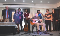 Final de la presentación del 6 de junio en la "Unión de Trabajadores de la Educación". De izquierda a derecha y horizontal, como leemos los seres humanos, la foto tomada por Temis Saccomanno muestra a Oscar Ballester, Cecilia Zabala, Roberto Chavero, José Ceña, Juan Falú, Laura Albarracin, Marian Farías Gómez y Florencia Suárez. Como no podía ser de otra manera, cantando a coro "Luna tucumana". 