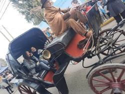 Como tampoco podía ser de otra manera, la intendenta de Moreno Mariel Fernández llegando a la inauguración a bordo de un carruaje.