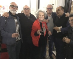 Dorita en compañía de amigos (entre ellos Javier Chalup y Héctor Esteban Pais) durante uno de los homenajes que se realizaron al cumpleaños número 100 de Hamlet Lima Quintana.