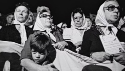 Madres de Plaza de Mayo: "que digan dónde están los desaparecidos".  